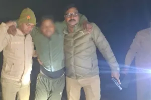 पुलिस की मुठभेड़ में 15 हजार का इनामिया गिरफ्तार, पैर में लगी गोली, अवैध तमंचा बरामद
