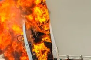 इटावा में घने कोहरे के बीच दो ट्रकों की हुई भीषण टक्कर, एक चालक जिंदा जला 