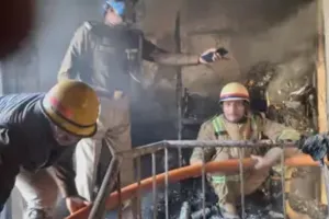 Lucknow News: पड़ोसी सीढ़ी लाते उससे पहले कूद गई स्कूल संचालिका... पति के अस्पताल में भर्ती,  बेटी को करना था अमेरिका वापसी, आग की लपटों में फंसा पूरा परिवार