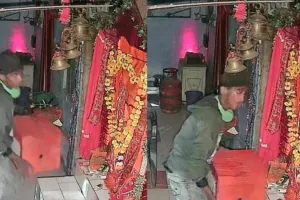 मंदिर में घुसा चोर, हनुमान जी के किए दर्शन फिर ले गया दानपात्र