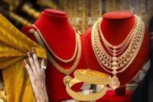 'NO FACE, NO ENTRY': मुंह ढके महिलाओं, पुरुषों को नहीं मिलेंगे गहने, वाराणसी में भी लागू हुई नियम