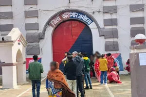 Ayodhya News: अयोध्या जेल की दीवार फांद दो बंदी फरार, जेल अधीक्षक समेत सात निलंबित