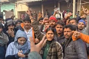 मथुरा में कबाड़ के गोदामों में मिली पशुओं की खाल और अन्य अवशेष, लोगों ने तीन गोदामों में लगा दी आग