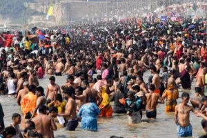 पौष पूर्णिमाः कौशांबी में गंगा तट पर उमड़ा श्रद्धा का सैलाब, लोगों ने लगाई डुबकी