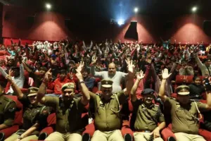 झुग्गी बस्ती के 140 बच्चों ने देखी देशभक्ति फिल्म 'इक्कीस', हजरतगंज पुलिस ने सोशल पुलिसिंग से की नववर्ष की शुरूआत