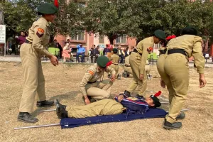 सायरन बजते ही हड़कंप! सीएम योगी के सामने मॉक ड्रिल... हवाई हमले से लेकर आग बुझाने तक का LIVE, भाषा विश्वविद्यालय में छात्राओं ने दिखाई ताकत