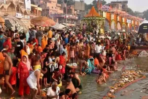 अयोध्या में लगा भक्तों का तांताः मकर संक्रांति पर पांच लाख श्रद्धालुओं ने लगाई सरयू में डुबकी, जय श्री राम और हर-हर महादेव से गूंजी राम नगरी