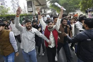 लखनऊ विश्वविद्यालय में छात्रों का UGC विनियम 2026 के खिलाफ उबाल, बोले छात्र 