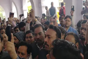 Bareilly: कलेक्ट्रेट पर माहौल गर्म...समर्थकों संग पीसीएस अफसर अलंकार अग्निहोत्री का प्रदर्शन और नारेबाजी