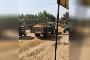 Bareilly : ट्रैक्टर ट्रॉली और डंपर से हो रहा अवैध खनन...सड़कें हो गईं जर्जर