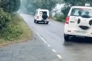 सीतापुर में DM की गाड़ी हुई दुर्घटनाग्रस्त,  टला बड़ा हादसा, गनर घायल