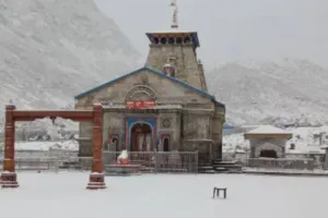  उत्तराखंड में बर्फबारी जारी: बदरीनाथ, केदारनाथ  से लेकर उत्तरकाशी-नैनीताल तक सफेद चादर, फंसे सैंकड़ों पर्यटक 