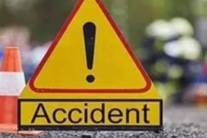  उन्नाव में साइन बोर्ड से टकराई बाइक... 3 की मौत, हवा में उछलकर सड़क पर गिरे युवक 