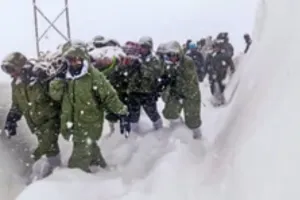 बर्फबारी के चलते जनजीवन प्रभावित: SDRF का रेस्क्यू जारी, फंसे 8 लोग सुरक्षित 