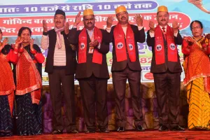 Uttarayani Kauthig: उत्तराखंड के कलाकारों ने बांधा समां, लोकगायकों के सुरों ने गोमती तट पर कराया पहाड़ की वादियों का अहसास