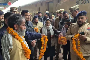 जालौन से माघ मेला स्पेशल ट्रेन रवाना, DM-SP ने श्रद्धालुओं की सुरक्षा को लेकर उरई रेलवे स्टेशन पर की बैठक 