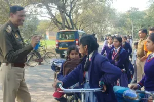  इंस्पेक्टर ने छात्राओं से सीधे संवाद कर दिया सुरक्षा का भरोसा, बोले- पुलिस हर कदम उनके साथ