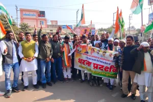 शंकराचार्य विवाद को लेकर सुलतानपुर में कांग्रेस का धरना :  कलेक्ट्रेट परिसर में प्रदर्शन, दोषी अधिकारियों के निलंबन की मांग