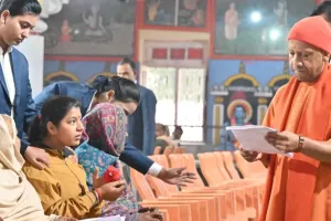  जनता दर्शन में बोले योगी : घबराइए मत, होगा हर समस्या का समाधान, गोरखपुर प्रवास के दौरान सुनी लोगों की समस्याएं 