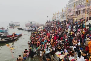 मकर संक्रांति पर काशी में आस्था की डुबकी,  कड़ाके की ठंड में उमड़ें श्रद्धालु, गूंजा हर हर महदेव का उद्घोष