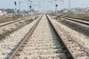 रेलवे ट्रैक किनारे घायल मिली महिला:  परिजनों ने लगाया ट्रेन से धक्का देकर मारने का आरोप, मामले की जांच कर रही पुलिस  