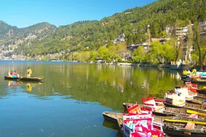 उत्तराखंड में बारिश के बाद बर्फबारी,  सफ़ेद चादर से ढकें पहाड़, स्नोफॉल के चलते रुकी माता वैष्णो देवी यात्रा