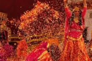 ब्रज में आज से रंगों का उत्सव शुरू:  बांकेबिहारी संग भक्तों ने खेला गुलाल, अबीर-गुलाल की वर्षा  