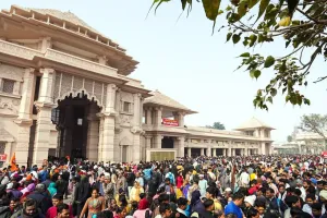 दो लाख से अधिक श्रद्धालुओं ने किया रामलला का दर्शन:रथ सप्तमी पर भगवान सूर्य का हुआ अभिषेक, दर्शन के लिए रामपथ तक लगी रही कतार