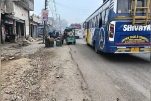 Moradabad: सड़क चौड़ीकरण अधूरा, एक साइड गहरी होने से हादसे का डर
