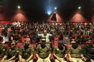 पुलिस ने सोशल पुलिसिंग से की नववर्ष की शुरूआत : बच्चों को दिखाई देशभक्ति फिल्म ‘इक्कीस’
