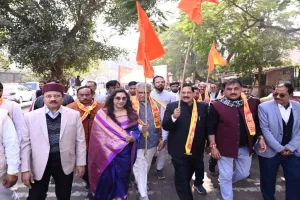 लखनऊ : स्वामी विवेकानंद और महर्षि महेश योगी की जयंती पर निकली पदयात्रा