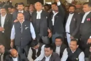 गोंडा : अधिवक्ता की हत्या से नाराज वकीलों ने किया प्रदर्शन, पुलिसकर्मियों पर लापरवाही का आरोप 