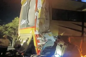 मथुरा में भयानक सड़क हादसा:  यमुना एक्सप्रेस-वे पर यात्रियों को कंटेनर ने रौंदा, बस ड्राइवर की गलती से 6 की मौत