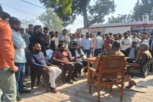  बाराबंकी : नाराज करणी सेना के कार्यकर्ताओं घेरी कोतवाली, निष्पक्ष जांच की मांग