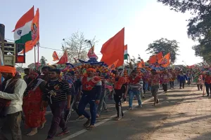 बाराबंकी : भूख-प्यास भूल पैदल चले आ रहे शिवभक्त, भगवामय हुआ महादेवा