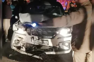 Rampur : दो कारों की आमने-सामने टक्कर में तीन युवक घायल, हालत गंभीर