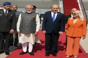 PM Modi Israel Visit : इजराइल पहुंचे पीएम मोदी, बेन गुरियन एयरपोर्ट पर पत्नी सारा के साथ पीएम नेतन्याहू ने किया भव्य स्वागत 