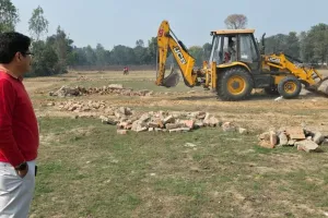 पीलीभीत: अवैध कॉलोनी में कार्रवाई को टीम पहुंचते ही बजी घंटी और दूसरी ओर मुड़ा कार्रवाई का रुख...चला बुल्डोजर 