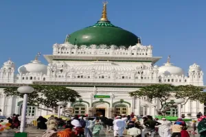 बाराबंकी : सूफी संत की दरगाह के बाहर अव्यवस्था का बोलबाला, प्रसाद दुकानदार अक्सर करते हैं विवाद, सख्त कार्रवाई की मांग