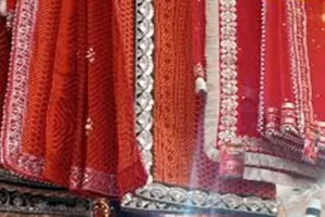 कुमाऊंनी परिधान को किराए पर देकर ही चल रहा रोजगार, हजारों के मोबाइल के आगे लाखों के कैमरे फेल