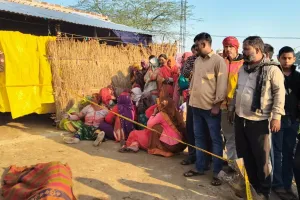 Etawah News : पत्नी ने प्रेमी के साथ मिलकर की पति को कुल्हाड़ी से काटा, इलाके में सनसनी, जांच में जुटी पुलिस 