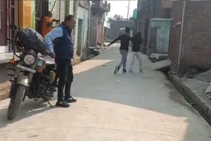 बदायूं : सरेराह हुई मारपीट का वीडियो वायरल, शांतिभंग की हुई कार्रवाई