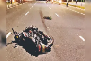 Rampur : तेज रफ्तार ट्रक ने बाइक को मारी टक्कर, एक की मौत...दो घायल