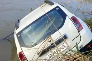 औरैया में बड़ा हादसा : गंग नहर में गिरी कार, इटावा के कारोबारी समेत परिवार के तीन सदस्यों की मौत 