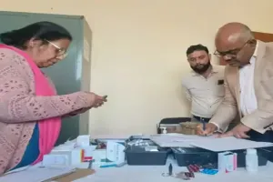 कानपुर : पीएचसी उत्तरीपुरा का डीएम ने किया औचक निरीक्षण, अनुपस्थित स्वास्थ्यकर्मियों का कटेगा वेतन 