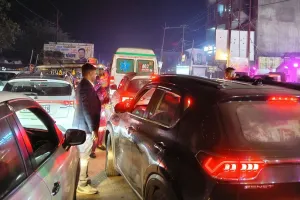 बरात या आफत: सड़क पर डीजे की धुन पर नागिन डांस, जाम में फंसी एम्बुलेंस