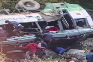 देहरादून : यात्रियों को लेकर जा रही हिमाचल की बस खाईं में गिरी, 2 महिलाओं समेत 4 की मौत 