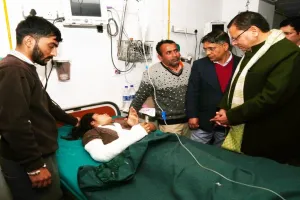 उत्तराखंड : क्वानू–मीनस मोटर मार्ग दुर्घटना में घायल यात्रियों का हाल पूछने दून अस्पताल पहुंचे सीएम धामी, पारिवारिक जनों से की बात