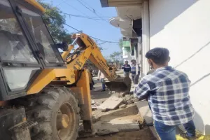 बाराबंकी : अतिक्रमण पर गरजी जेसीबी, ठोका गया जुर्माना