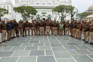 बाराबंकी : विवाद के बाद मजार रोड पर पुलिस का कड़ा पहरा, दुकानदारों में हड़कंप